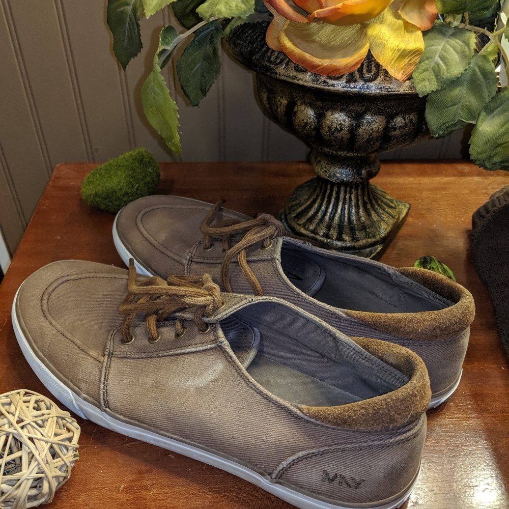 Andrew Marc Suede  Canvas Style Sneakers size 11. Box 47